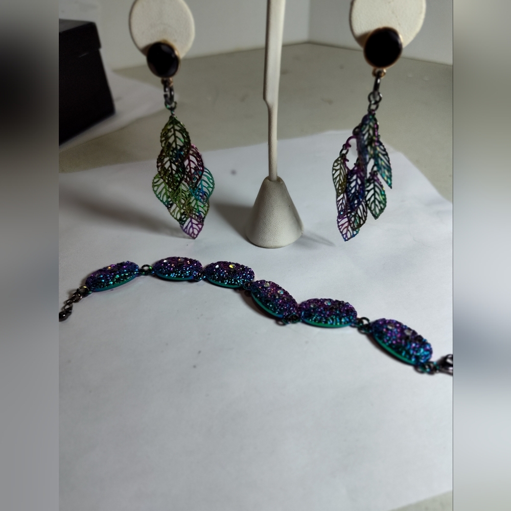 Iridescent Filigree Leaf Design Bracelet Nwot